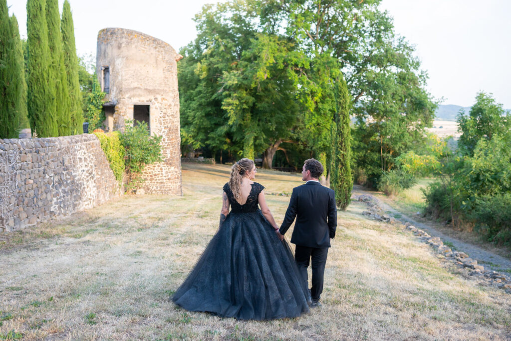 Couple de mariés marchant dans un jardin, vu de dos