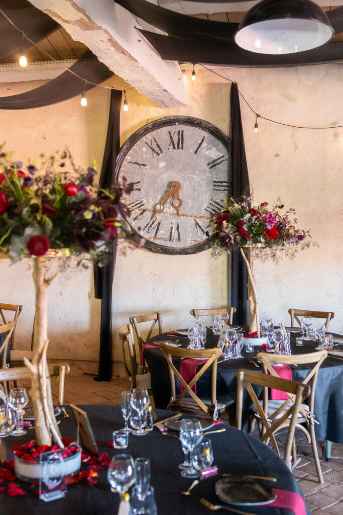 Table de réception décorée de fleurs et d’une grande horloge