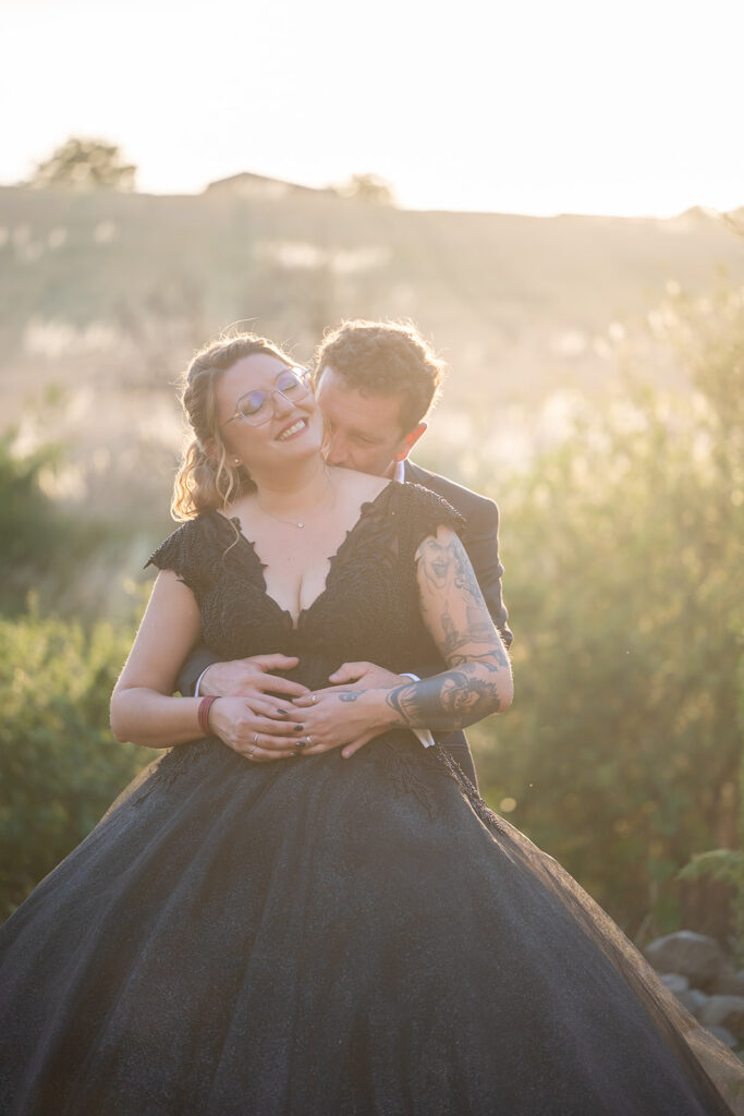 Couple enlacé dans un champ au soleil couchant
