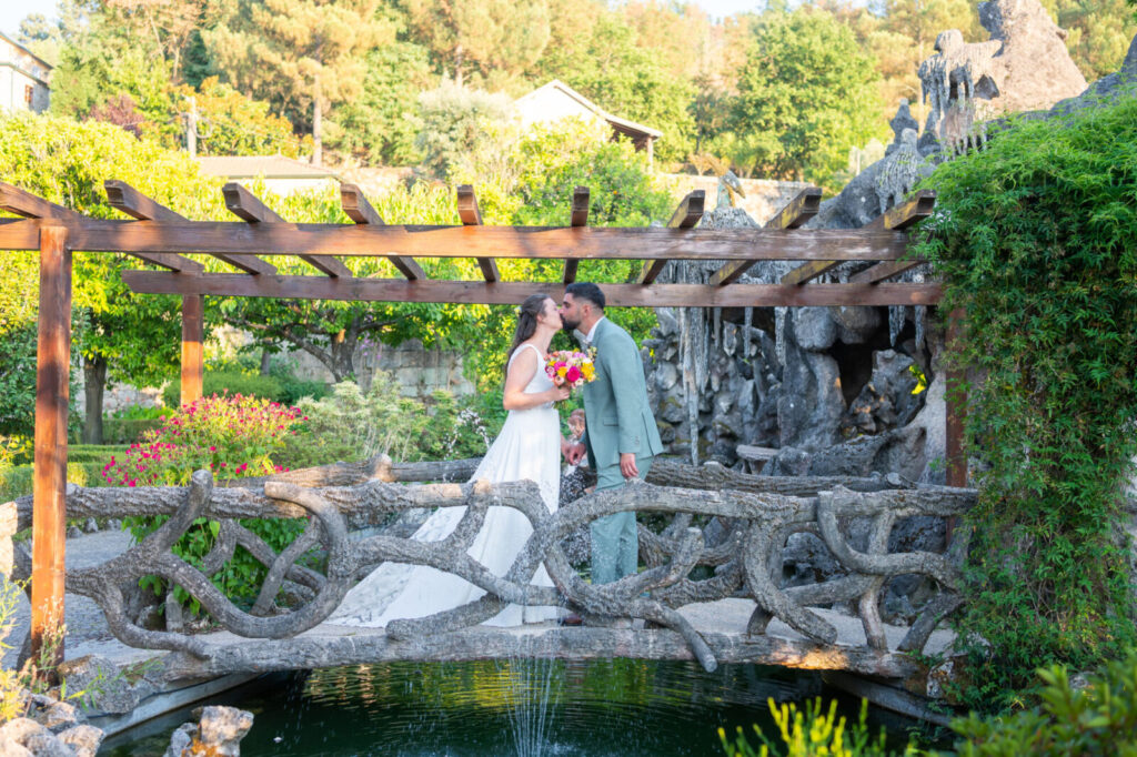 Couple de mariés sur un pont devant une cascade