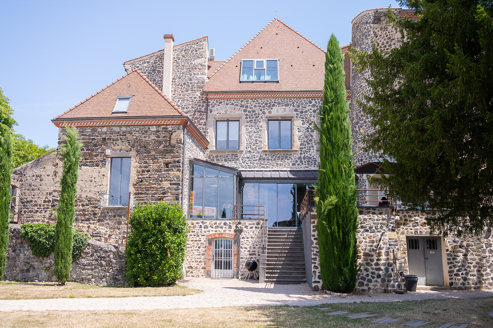 Lieu de mariage coup de cœur dans le Puy-de-Dôme – La Demoiselle M Bâtisse en pierre entourée de cyprès