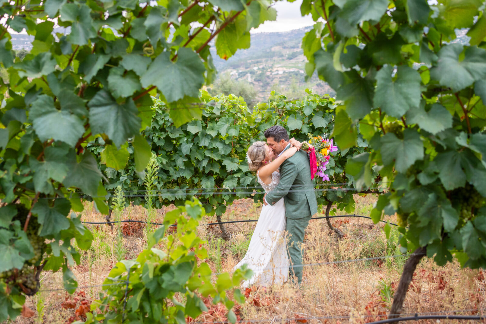 Wedding planner : couple enlacé dans les vignes Couple enlacé entre les rangs de vignes