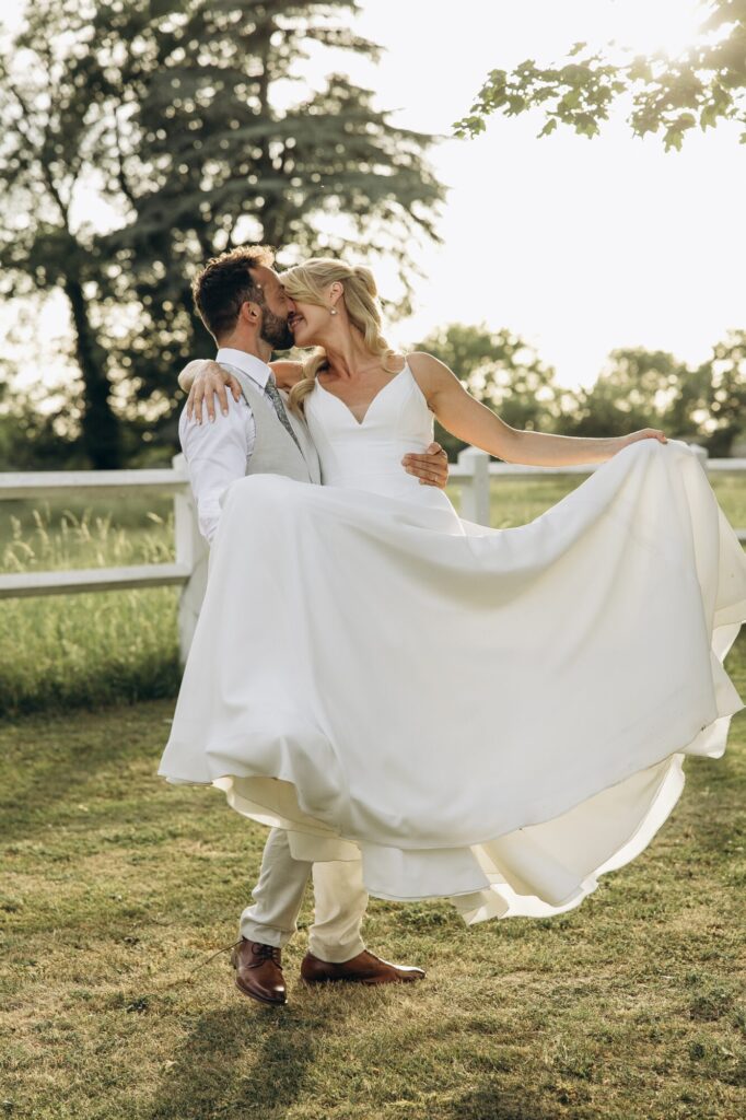 Couple de mariés s’embrassant dans un jardin