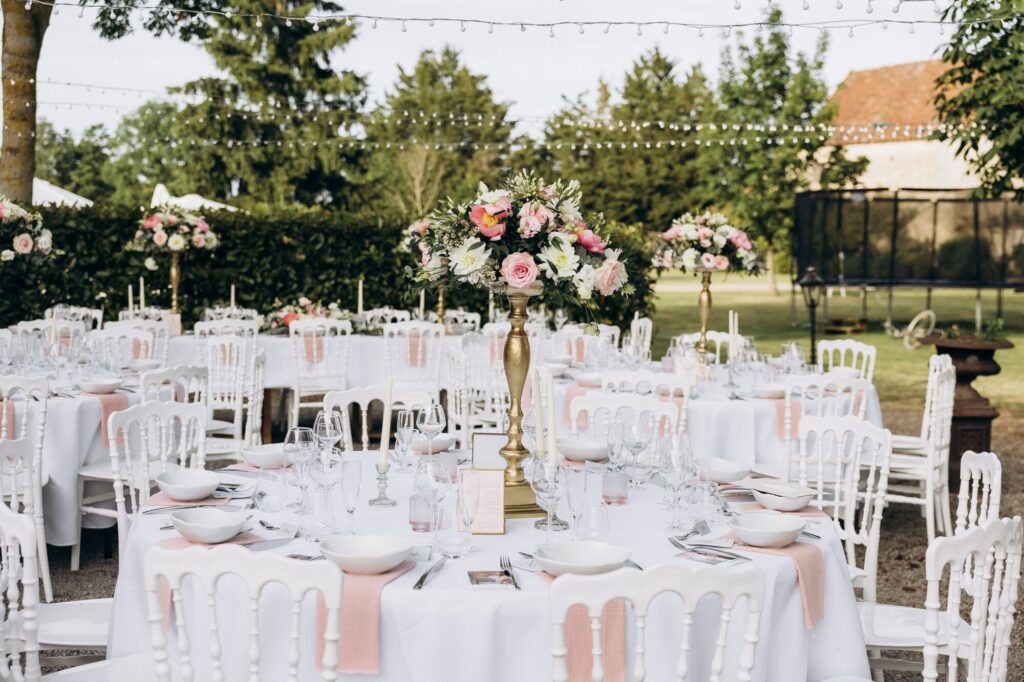 Tables de réception dressées dans un jardin pour un mariage