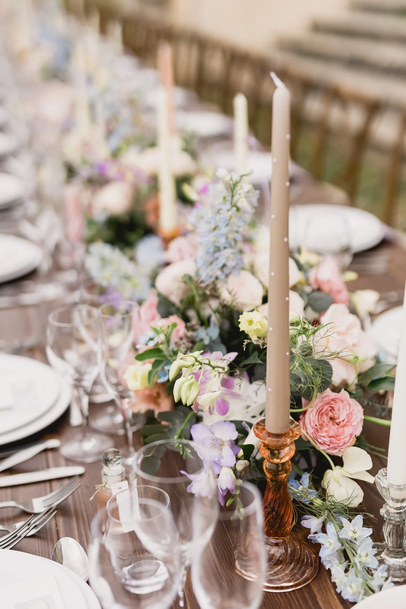 Table de mariage décorée de fleurs, bougies et vaisselle